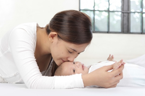 赤ちゃんにキスはいつからして良い？将来虫歯になるって本当？ あかハピ♪赤ちゃんの成長応援・便秘や熱の健康対策ブログ